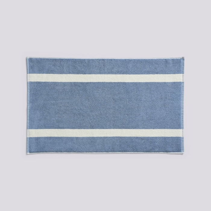 HAY mata łazienkowa STRIPE – 50 × 80 cm – przygaszony błękit.jpg