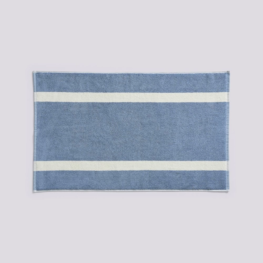 HAY mata łazienkowa STRIPE – 50 × 80 cm – przygaszony błękit.jpg