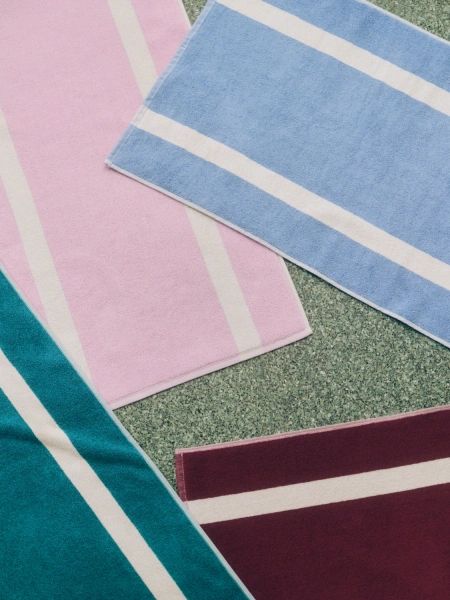 HAY mata łazienkowa STRIPE – 50 × 80 cm – przygaszony błękit.webp