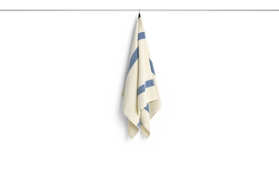 HAY ręcznik kąpielowy STRIPE – 70 × 140 cm – przygaszony błękit.jpg