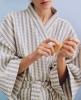HAY szlafrok waflowy WAFFLE BATHROBE – paski w odcieniach przygaszonego błękitu.jpg