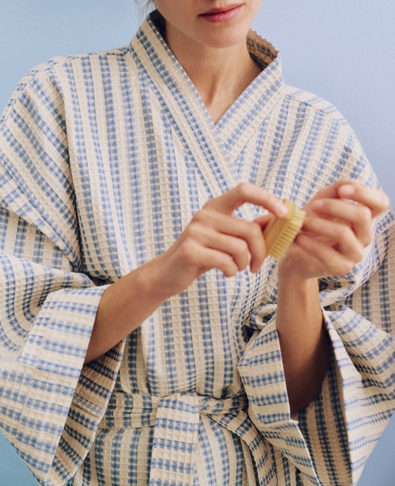 HAY szlafrok waflowy WAFFLE BATHROBE – paski w odcieniach przygaszonego błękitu.jpg