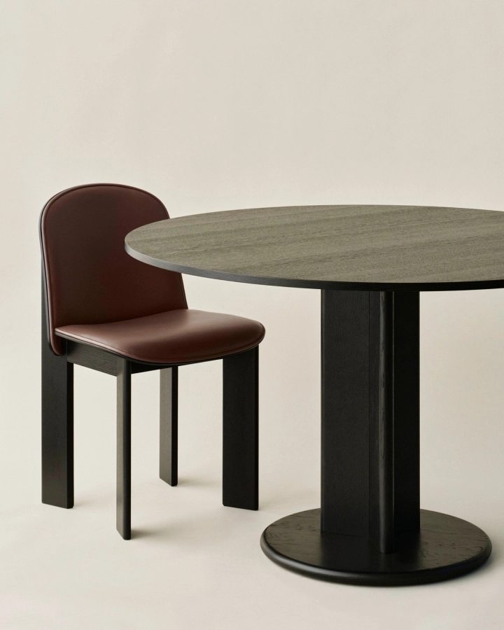 AG081-D096-AP58-03BD_Chisel 65 Chair Grano chocolate_AG095-G182-AX04_Chisel 29 Table.jpg