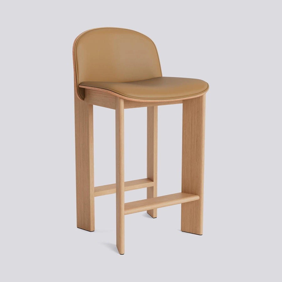 ag082-d093-ap58-03bc_variant_chisel-35-bar-stool-low-w.-backrest-h65-oak-front-uph-grano-cognac_1220x1220.jpg