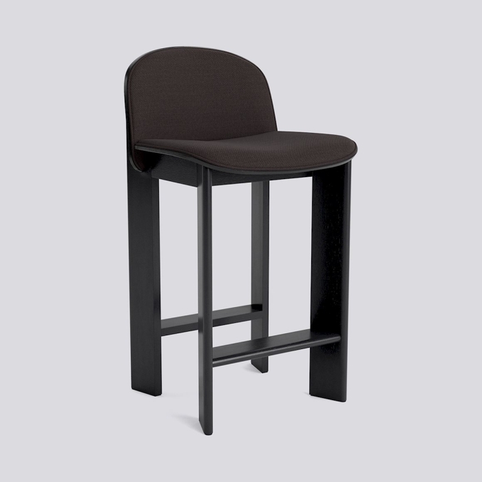 ag082-d096-aa08-01hm_variant_chisel-35-bar-stool-low-w.-backrest-h65-black-oak-front-uph-steelcut-trio-383_1220x1220.jpg