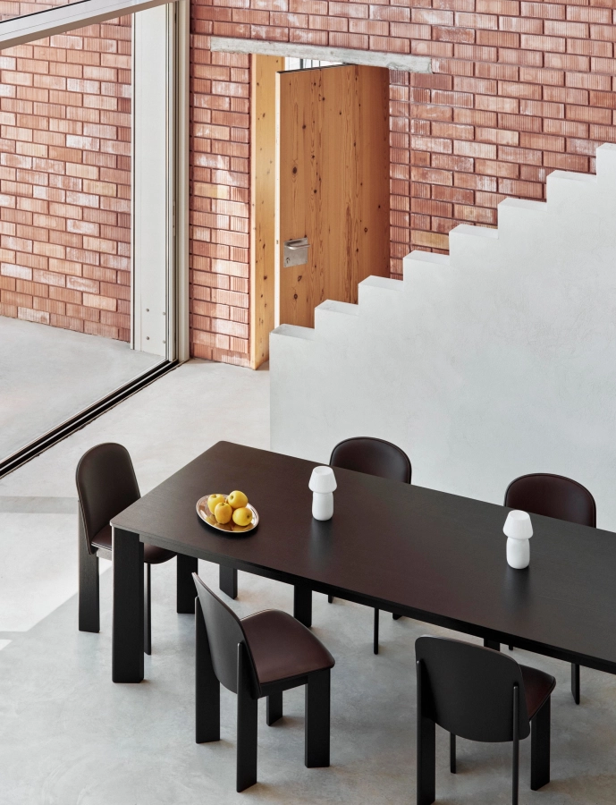 AG081-D096-AP58-03BD_Chisel 65 Chair Grano chocolate_AG099-G190-AX04_Chisel 30 Table_AE378-B508_Apollo Portable 04.jpg