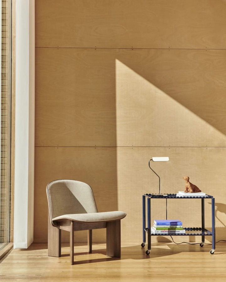 Chisel Lounge Chair front uph Linara 216 wb lacquered walnut_Arcs Trolley Low steel blue_Apex Table Lamp iron oyster white.jpg