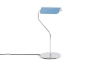 HAY lampa biurkowa APEX zakrzywiona pastelowy błękit.jpg