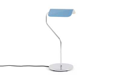 HAY lampa biurkowa APEX zakrzywiona pastelowy błękit