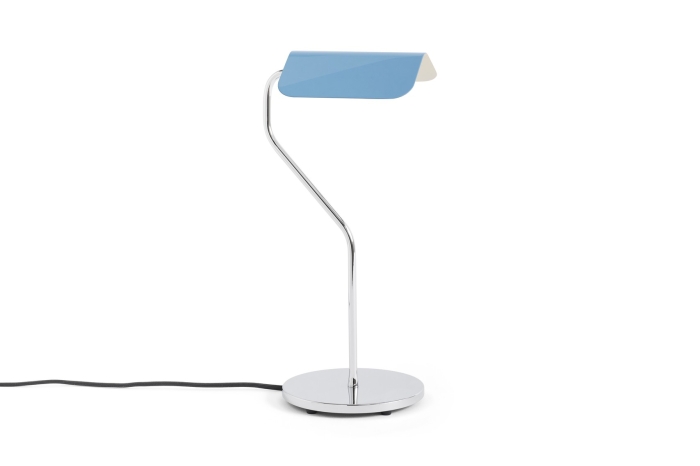 HAY lampa biurkowa APEX zakrzywiona pastelowy błękit.jpg