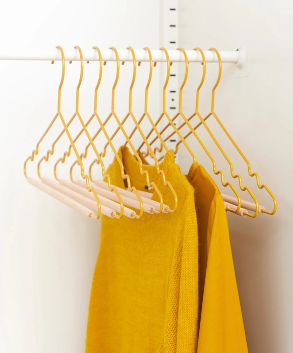 MUSTARD zestaw 10 wieszaków THE HANGERS mustard.webp