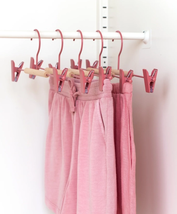 MUSTARD zestaw 5 wieszaków z klipsami THE HANGERS CLIP berry.webp