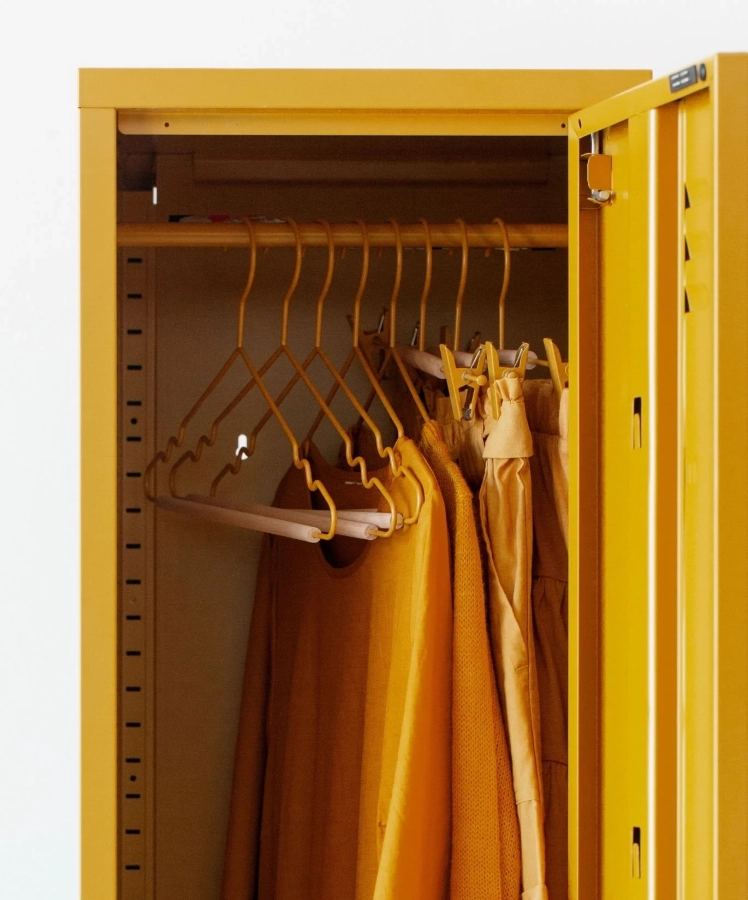 MUSTARD zestaw 5 wieszaków z klipsami THE HANGERS CLIP mustard.webp