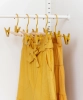 MUSTARD zestaw 5 wieszaków z klipsami THE HANGERS CLIP mustard.webp