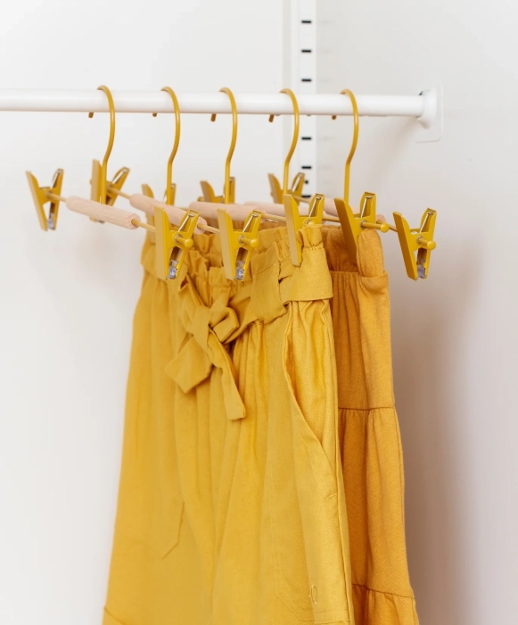 MUSTARD zestaw 5 wieszaków z klipsami THE HANGERS CLIP mustard.webp