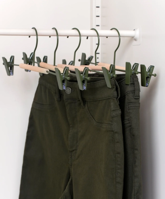 MUSTARD zestaw 5 wieszaków z klipsami THE HANGERS CLIP olive.webp