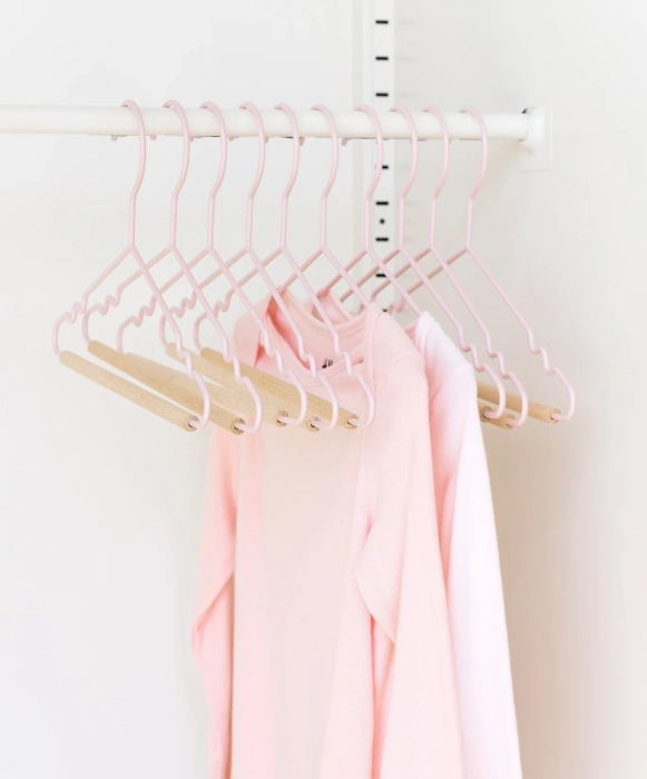 MUSTARD zestaw 10 wieszaków dziecięcych THE HANGERS blush.webp