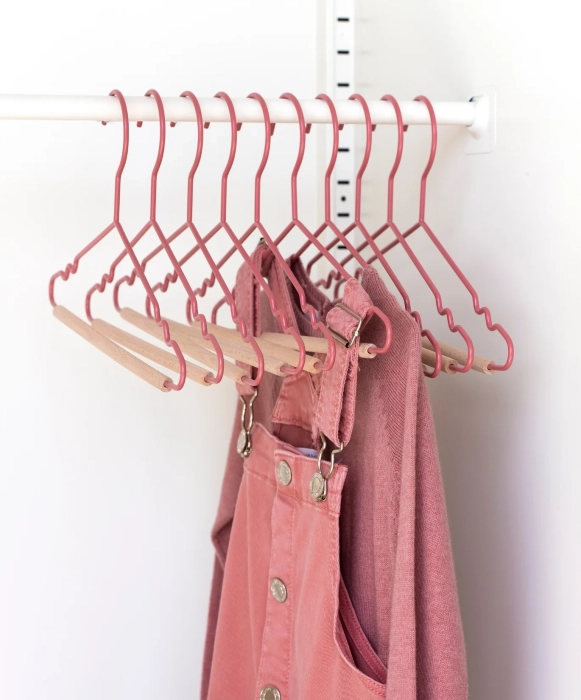 MUSTARD zestaw 10 wieszaków dziecięcych THE HANGERS berry.webp