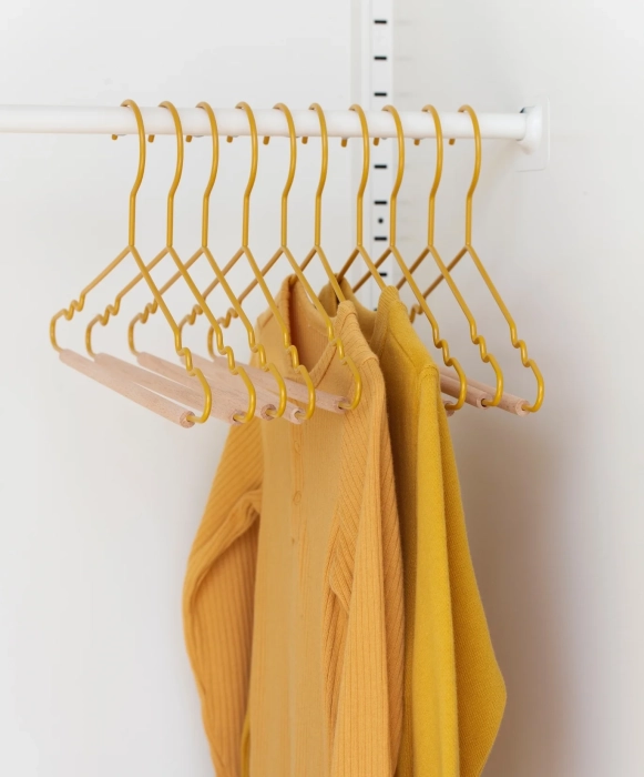 MUSTARD zestaw 10 wieszaków dziecięcych THE HANGERS mustard.webp