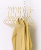 MUSTARD zestaw 10 wieszaków dziecięcych THE HANGERS butter.webp