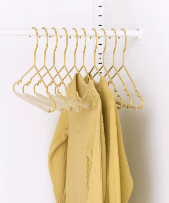 MUSTARD zestaw 10 wieszaków dziecięcych THE HANGERS butter.webp