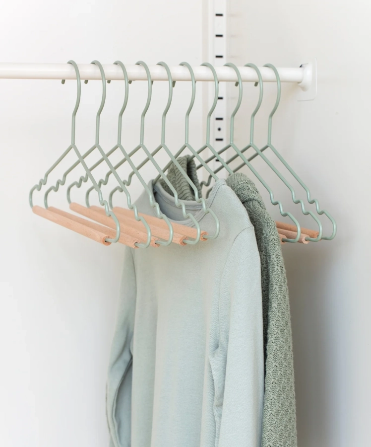 MUSTARD zestaw 10 wieszaków dziecięcych THE HANGERS sage.webp