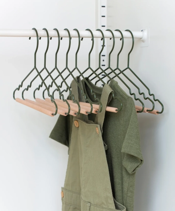 MUSTARD zestaw 10 wieszaków dziecięcych THE HANGERS olive.webp