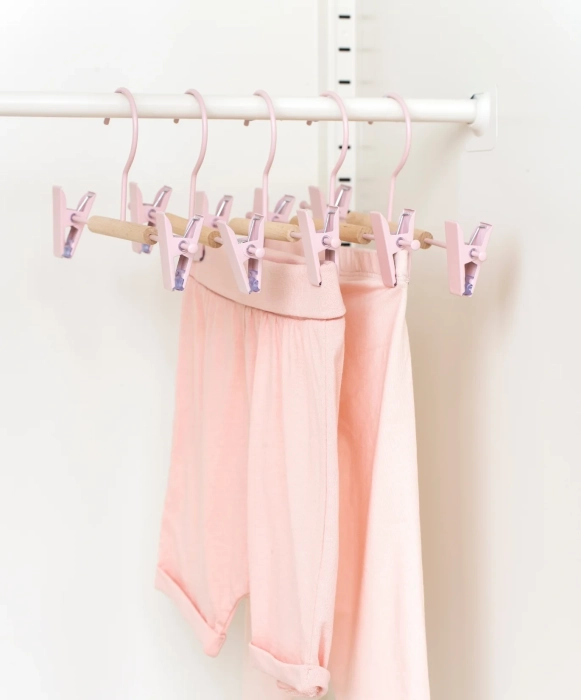 MUSTARD zestaw 5 wieszaków dziecięcych z klipsami THE HANGERS CLIP blush.webp