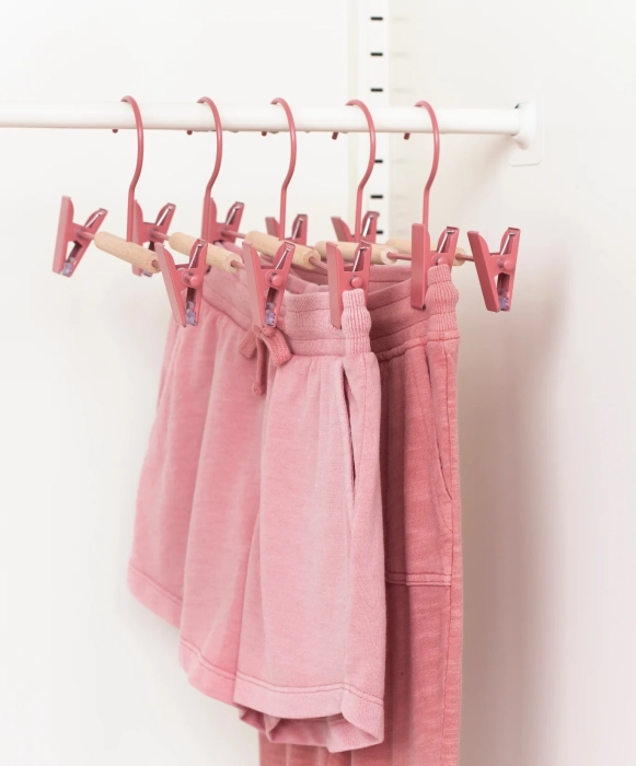 MUSTARD zestaw 5 wieszaków dziecięcych z klipsami THE HANGERS CLIP berry.webp