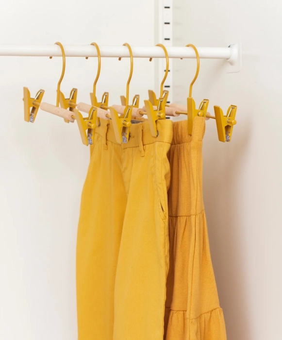 MUSTARD zestaw 5 wieszaków dziecięcych z klipsami THE HANGERS CLIP mustard.webp