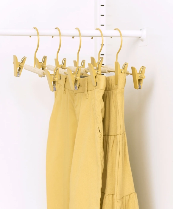 MUSTARD zestaw 5 wieszaków dziecięcych z klipsami THE HANGERS CLIP butter.webp