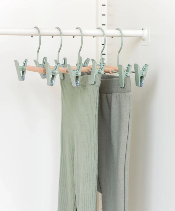 MUSTARD zestaw 5 wieszaków dziecięcych z klipsami THE HANGERS CLIP sage.webp