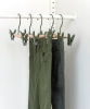 MUSTARD zestaw 5 wieszaków dziecięcych z klipsami THE HANGERS CLIP olive.webp