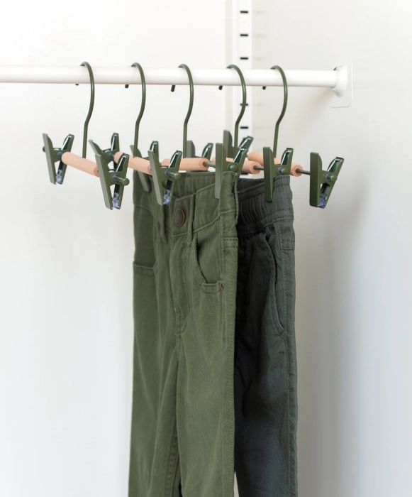 MUSTARD zestaw 5 wieszaków dziecięcych z klipsami THE HANGERS CLIP olive.webp