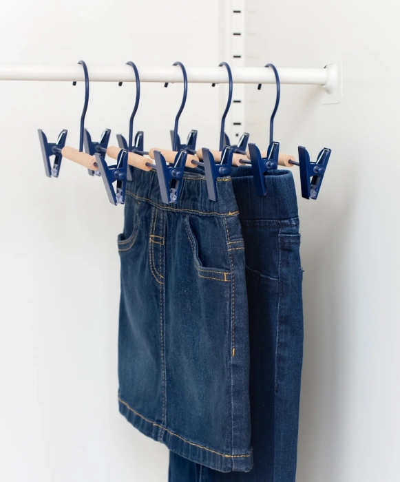 MUSTARD zestaw 5 wieszaków dziecięcych z klipsami THE HANGERS CLIP navy.webp