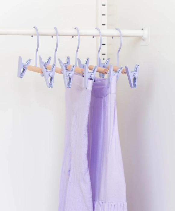 MUSTARD zestaw 5 wieszaków dziecięcych z klipsami THE HANGERS CLIP lilac.webp