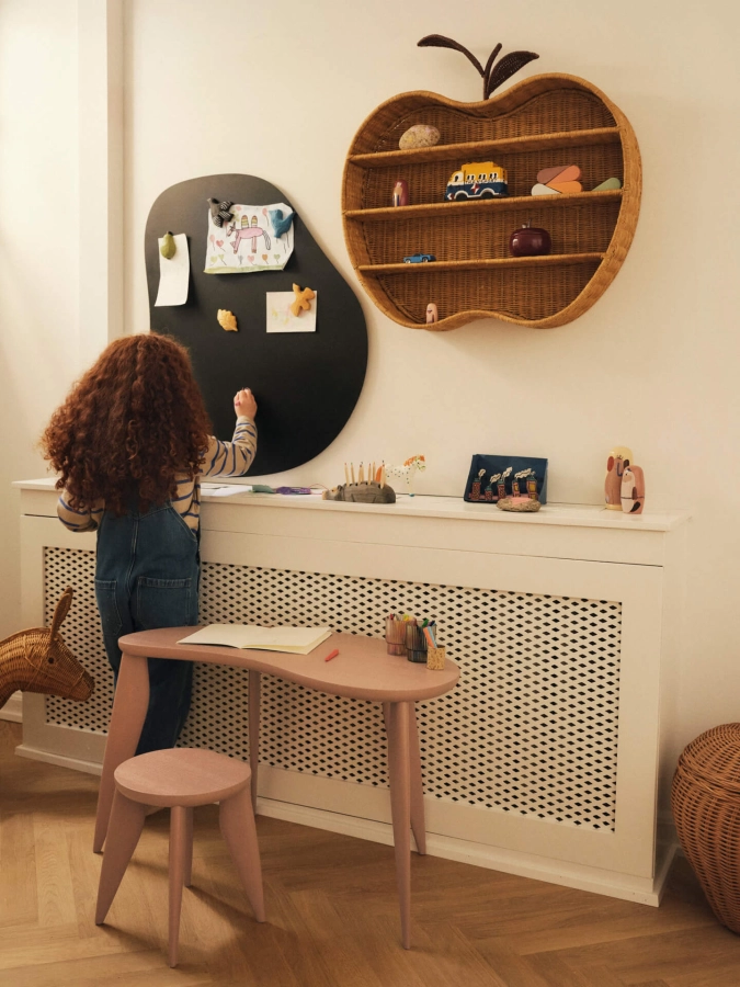 FERM LIVING biurko dziecięce FEVE – rose.jpeg
