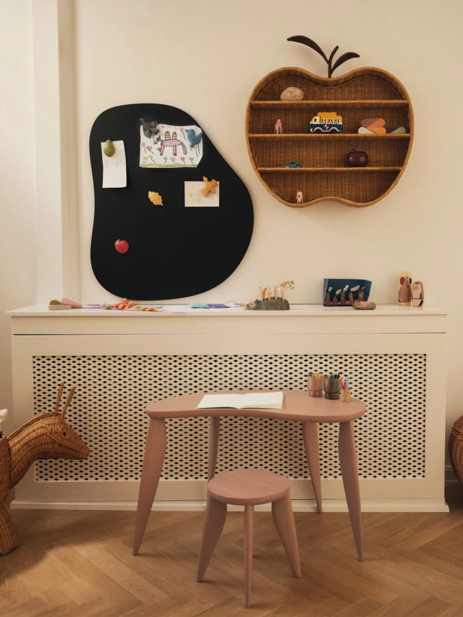 FERM LIVING biurko dziecięce FEVE – rose.jpeg