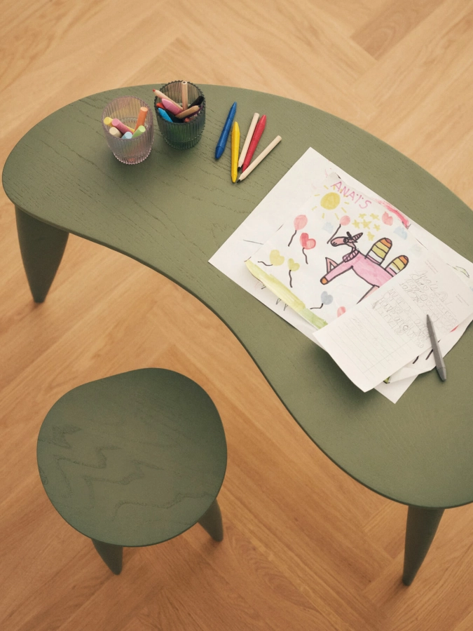 FERM LIVING biurko dziecięce FEVE – elm green.jpeg