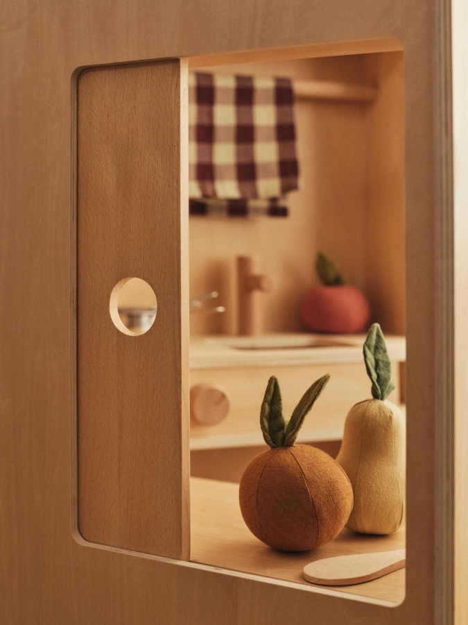 FERM LIVING składana kuchnia do zabawy TORO – natural.jpeg