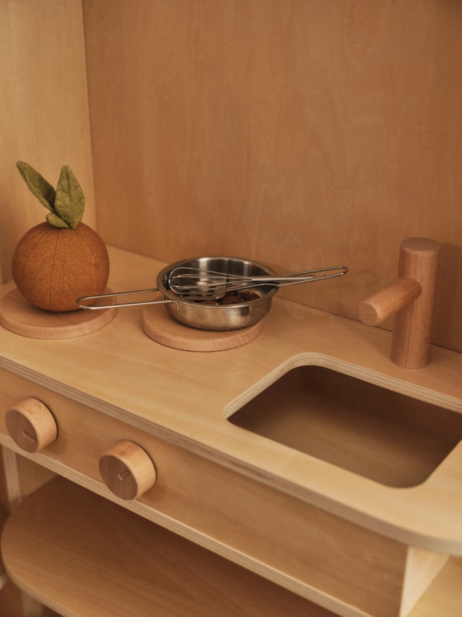 FERM LIVING składana kuchnia do zabawy TORO – natural.jpeg