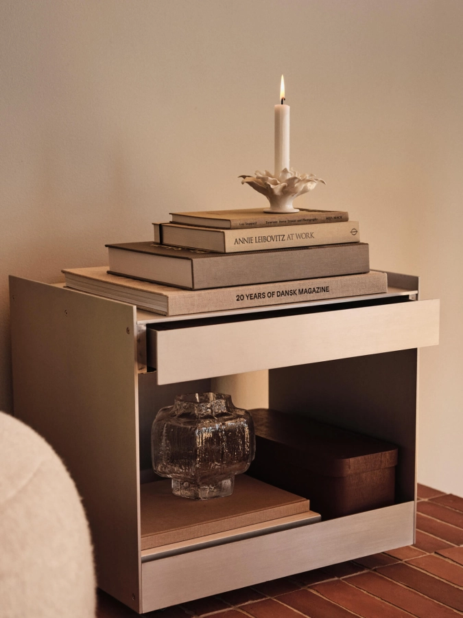 FERM LIVING niski wózek na kółkach LAGER z szufladą – aluminium.jpeg