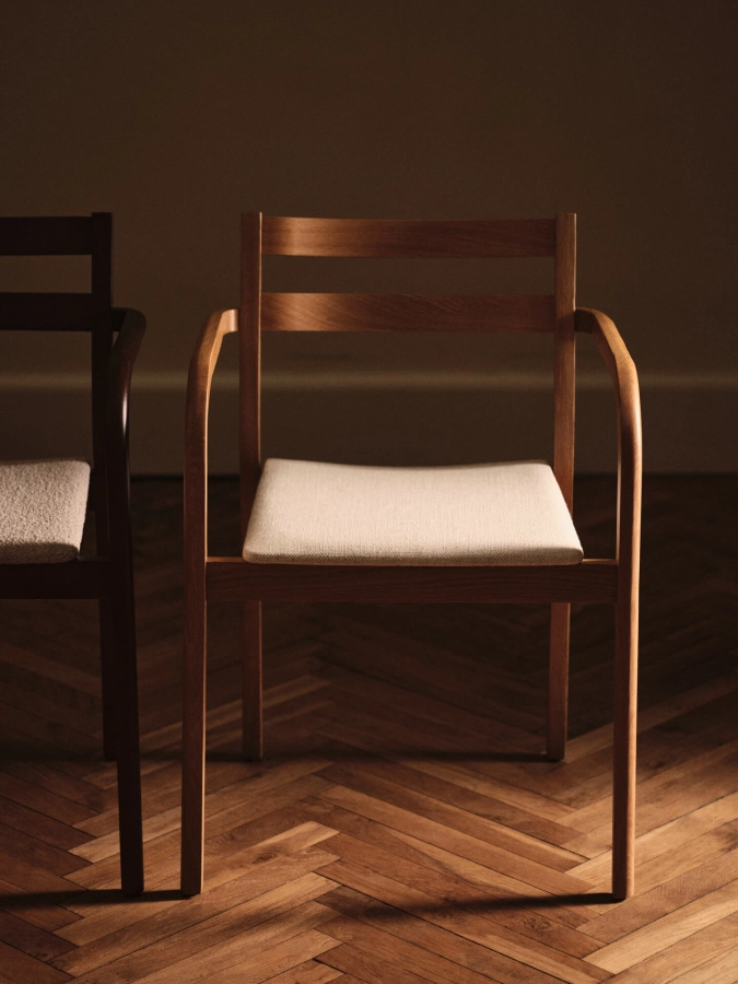 FERM LIVING krzesło BODA z podłokietnikami – naturalny dąb / złamana biel.jpeg