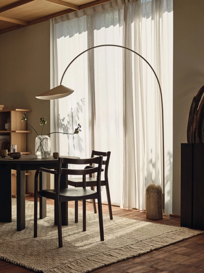 FERM LIVING lampa podłogowa łukowa ARUM kaszmirowa.jpeg