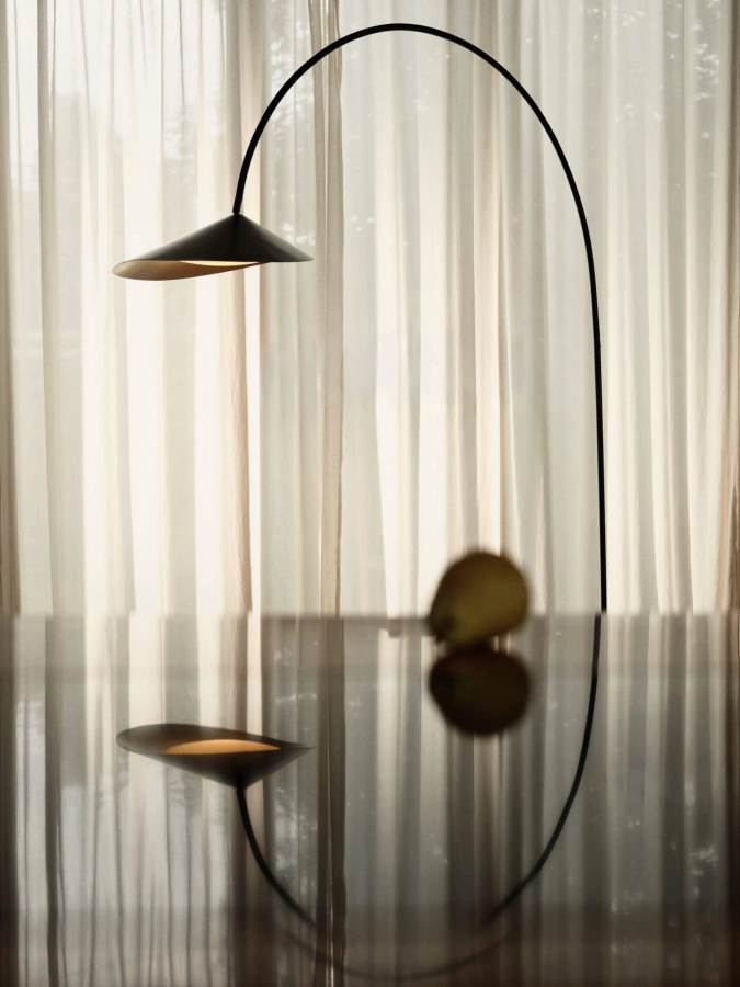 FERM LIVING lampa podłogowa łukowa ARUM czarna.jpeg