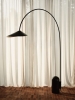 FERM LIVING lampa podłogowa łukowa ARUM czarna.jpeg