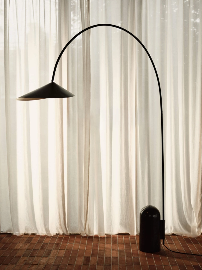FERM LIVING lampa podłogowa łukowa ARUM czarna.jpeg
