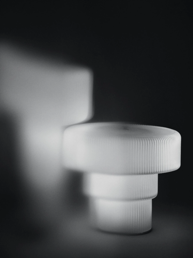 FERM LIVING lampa przenośna RIPPLE Ø 19 cm.jpeg