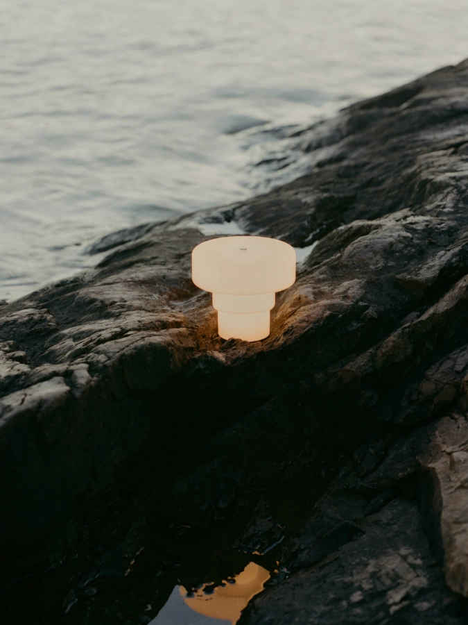 FERM LIVING lampa przenośna RIPPLE Ø 19 cm.jpeg