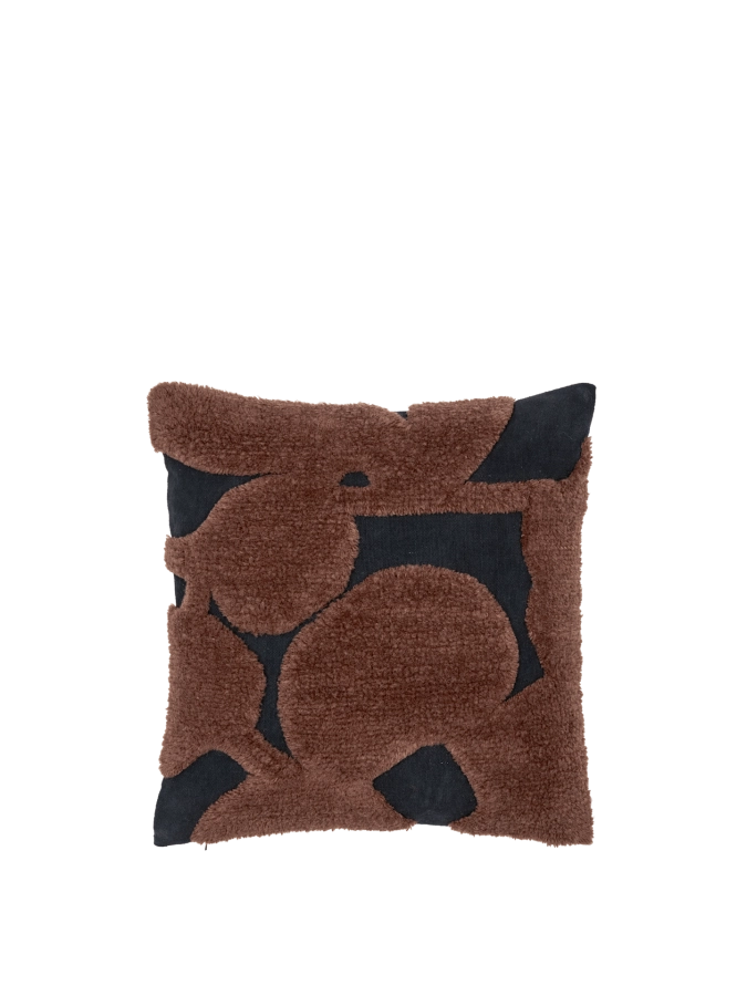 FERM LIVING zestaw dwóch poduszek tuftowanych CILLA – czarny / ciemna czekolada.png